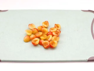 高颜值樱桃气泡冰饮,黄樱桃洗净去蒂去核切半。