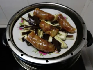 香肠风味蒸茄子~一锅两菜,蒸熟