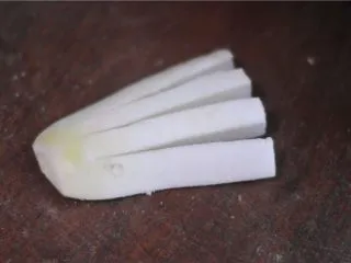 超级爽口的开胃萝卜干,萝卜洗干净,去掉根须后切成两半,再切断,每一块都切成底部相连的连刀快。