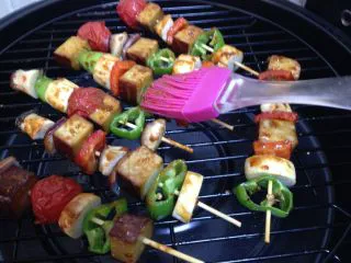 路边小吃自己做―鸡蛋干烤蔬菜串,中途翻面，10分钟的时候，两面刷上烧烤酱