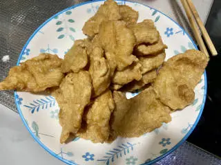 椒香鱼块➕椒香风味龙利鱼块,炸到表面酥脆捞出沥油