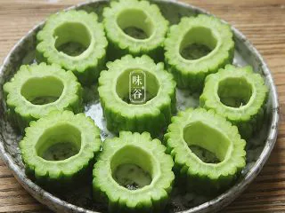 苦夏时的清爽下饭菜~酿苦瓜,苦瓜切小段,挖去中间的瓢;