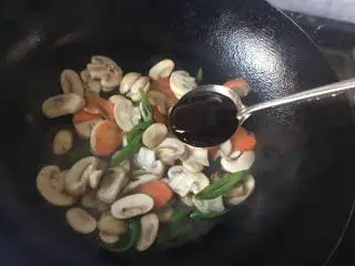 快手菜小炒口蘑,加入一勺耗油；