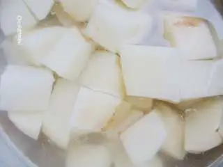 五花肉豆角焖面,土豆去皮切成小块，用凉水浸泡去除淀粉