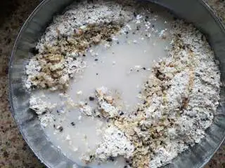 粗粮燕麦饼干,7.加入花生油与豆浆。