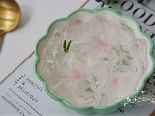 夏日冰爽甜品--红糖冰粉,取出切小块放小碗中