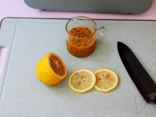百香果柠檬气泡冰咖啡,百香果对半切开挖出果肉，柠檬外皮用盐搓洗干净再切成薄片备用