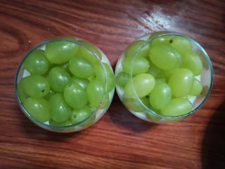 双色青提果冻杯,凝固后放入适量的青提