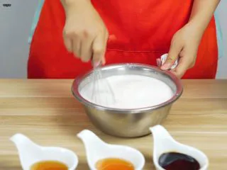 必吃的广东小吃——广州肠粉,搅拌均匀，使其充分融合