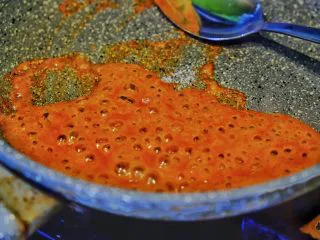 秘制异国风味鸡胸肉腌料&绝佳搭配 （减肥必备）,倒出一部分腌料在平底锅里 加热 熬煮成浓厚的汁水