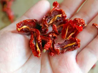 风味独特的——油渍番茄,把小番茄烘干，脱水，烤成有点像葡萄干一样。