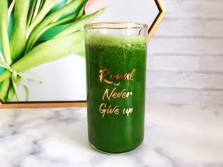 羽衣甘蓝芝麻菜苹果汁,将蔬果汁倒入你喜欢的杯子里