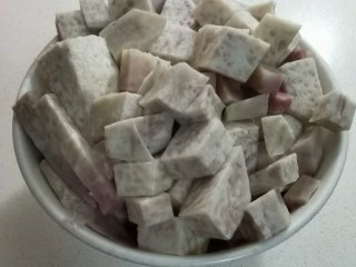 宅家美食——潮汕小吃芋泥白果,去皮切小块,上锅蒸熟。