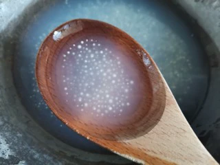 芒果芋圆西米露,锅里水煮开后下入西米煮15分钟左右，至出现白芯，盖锅盖焖10分钟