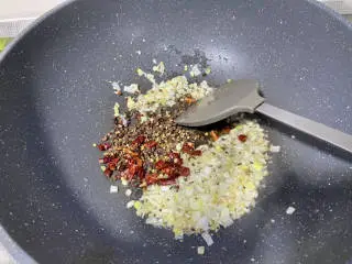 椒香鱼块➕椒香风味龙利鱼块,加入花椒麻椒干辣椒段，小火煸香