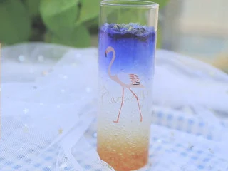 星空雪燕杯「厨娘物语」,一杯高颜值的星空雪燕杯就做好啦,开喝吧~。