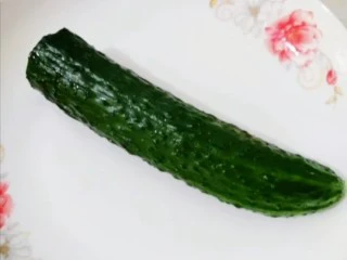 黄瓜哈密瓜汁,黄瓜洗净备用