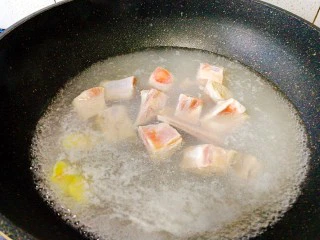 圆土豆+土豆烧排骨,排骨冷水下锅, 放入两片姜,