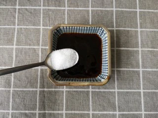 蒜蓉粉丝蒸扇贝,用味极鲜酱油，蚝油，盐，鸡精，白糖调一碗料汁，搅拌均匀，自己尝一下口味，咸淡根据个人喜好调整就行。