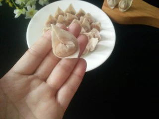 矾山特色小吃肉燕馄饨,两边往中间靠拢粘住抹水处，这样煮不会散开，