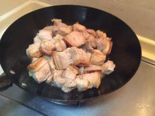 江湖中失传已久的红烧肉,煸炒至表皮金黄，这一步目的把肉自生的油煸炒出来。 