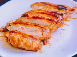 秘制异国风味鸡胸肉腌料&绝佳搭配 （减肥必备）,将鸡胸肉均匀切片 