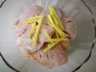 家常菜啤酒鸡翅,然后，加适量姜丝，葱姜料酒，腌制一会。