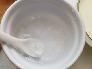 缤纷水果西米露,盛出,用勺子搅一搅,晾至常温