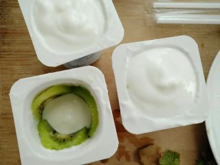 奇异果酸奶棒,再把酸奶搅拌均匀倒入杯里（如图）
