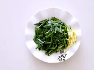 独家韭菜炒河虾,韭菜洗净后切成合适的段，姜切细丝待用。