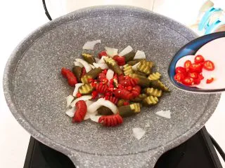 10分钟快手菜 肉粒多风味香肠炒俄式乳瓜,加入小米辣