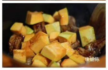 田园风味【南瓜烧排骨】,加入南瓜块翻炒一下