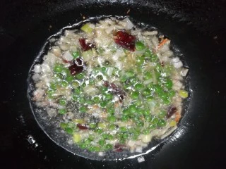 北京传统经典小吃-老北京麻豆腐,炒出香味，转中小火。