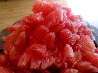 柚子茶/果酱,柚子果酱：柚子去皮剥出果肉（一定要把籽去掉）