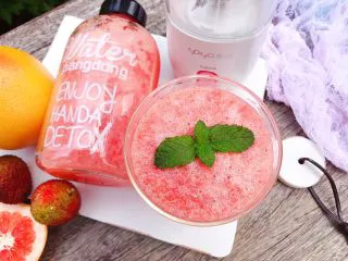 蜂蜜荔枝西柚汁,不仅营养丰富,美味可口,还颜值爆表,相信你一定会爱上它