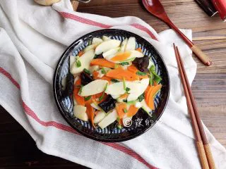 素炒山药 春的山药 清脆又爽口,完成。