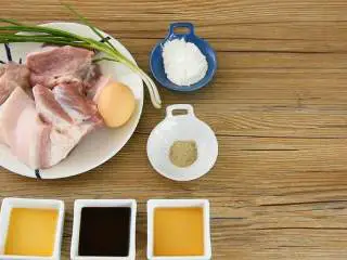 肉饼蒸蛋—从小吃到大的美味,【主料】:夹心肉 350克|鸡蛋 1个 【辅料】:料酒 1勺|生抽 2勺|香油 1勺|淀粉 2勺|胡椒粉 1勺