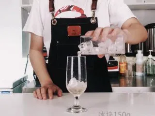 夏日晚霞薄荷波士冰茶，唤醒你的活力,倒入冰块（适量即可）