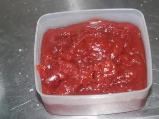 老北京小吃之“山楂糕”,装到一个大小合适的密封容器里。在桌子上蹲几下消泡。