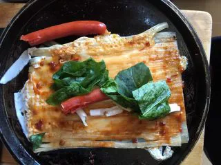 街边小吃一东北烤冷面,放绿叶蔬菜