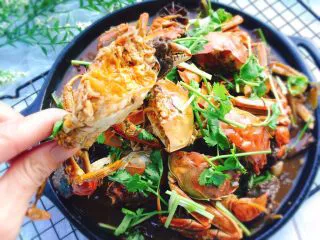 家常菜+红烧大闸蟹,来来来，开吃吧