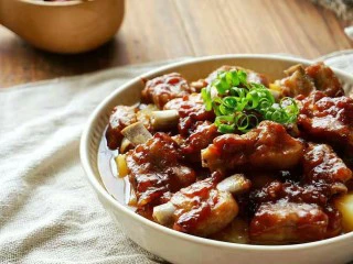 香酥排骨蒸土豆,撒上葱花，出锅