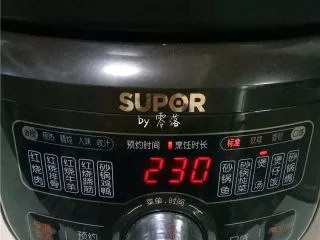 绿豆薏仁糖水,上盖，接通电源，启动“煲汤”程序；