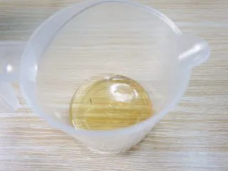 奥尔良烤鸡翅,蜂蜜和油混合拌匀