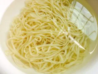 地方小吃+上海葱油拌面,煮熟的面条放入冷水中或温水中