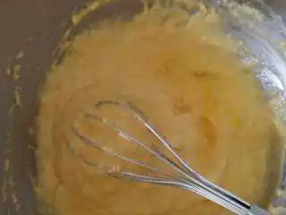 中国风咸味玛德琳,2.再加入食用油,仔细搅拌均匀. 