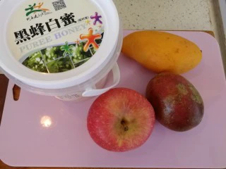 百香果+芒果苹果汁,备料:百香果,芒果,苹果,蜂蜜。
