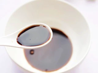 红烧豆腐盖饭,准备料汁：3勺生抽。