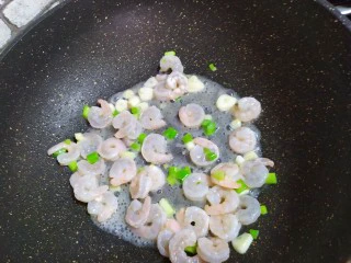西兰花炒虾仁,加入腌制好的虾仁，翻炒至颜色变红（虾仁腌制:虾仁加入盐腌制五分钟，攥干水分，加入淀粉再腌制五分钟，加少许油拌匀）