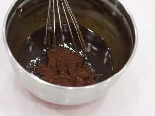 秋冬能量甜点—布朗尼, 将可可粉加入融化的巧克力混合液中用蛋抽搅拌均匀至无颗粒